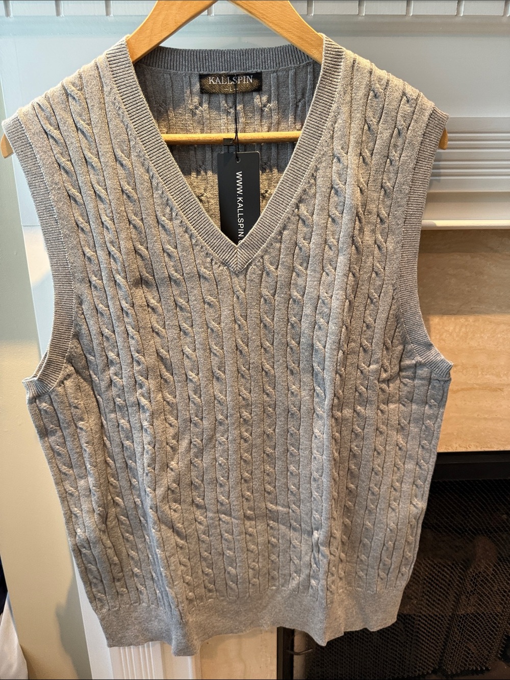 Men's V-Neck Cable Knit Sweater Vest — Light Gray